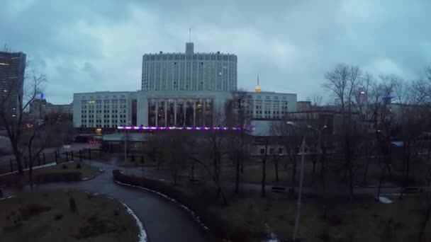 Monument in Presnensky park near White House — Stock Video