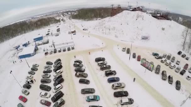 Località sciistica con ampio parcheggio auto — Video Stock