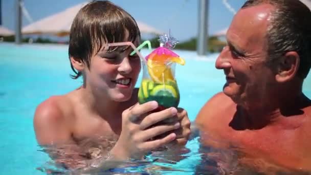 Abuelo y niño beber cóctel tropical — Vídeo de stock