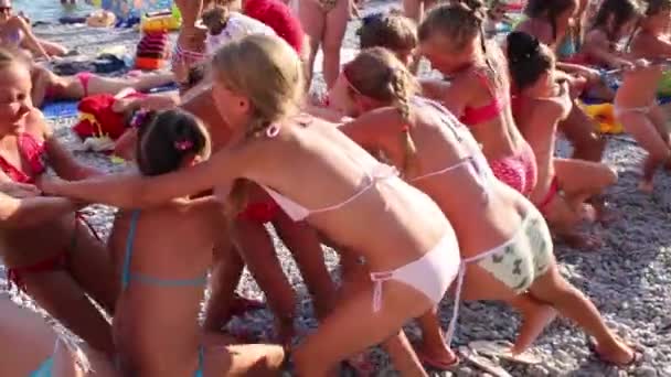 Tauziehen zwischen Kindern am Strand — Stockvideo