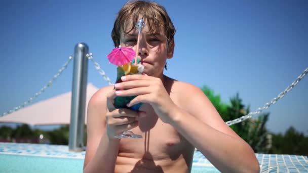 Ευτυχισμένο αγόρι ποτά, το κοκτέιλ — Αρχείο Βίντεο