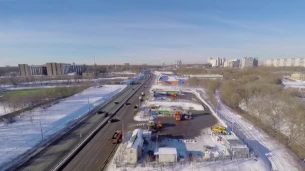 Silničního provozu v blízkosti sněhu Kladenské — Stock video