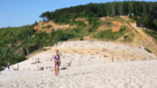 Mujer corriendo en la playa — Vídeo de stock