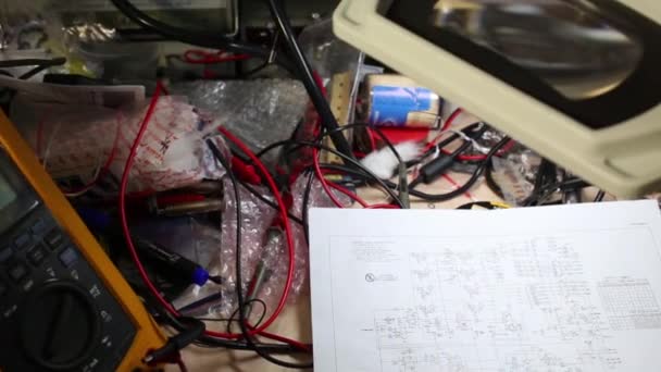 Narzędzia dla naprawy elektroniki na stole — Wideo stockowe