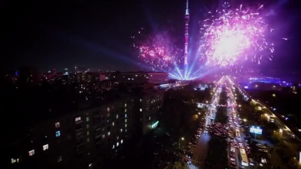 Raios de projetores e fogos de artifício no céu escuro — Vídeo de Stock