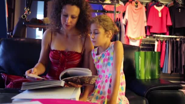 Mère et fille regardant les catalogues — Video