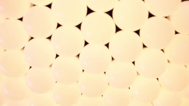 Lampade di illuminazione a sfera sotto soffitto — Video Stock