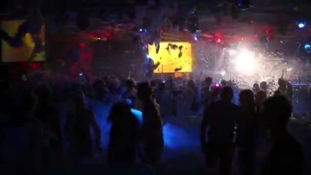 Люди танцюють на піна партії — стокове відео