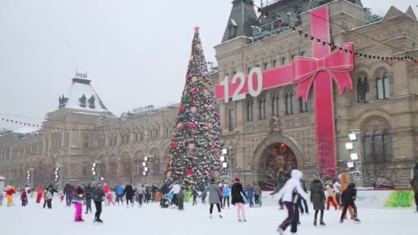 Les gens patinent sur la patinoire sur la Place Rouge — Video