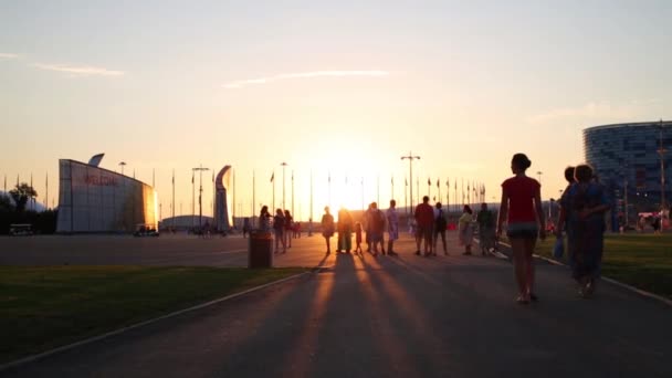 Toeristen in Olympic park tijdens zonsondergang — Stockvideo