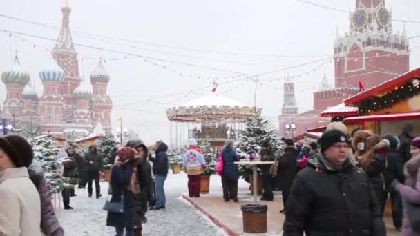 Mensen die op de kerstmarkt lopen — Stockvideo