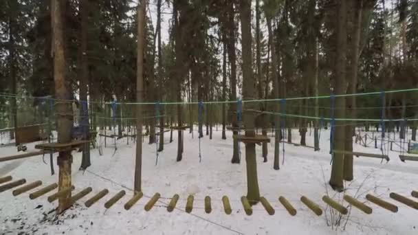 Campo de obstáculos con puentes de madera sobre cuerdas — Vídeos de Stock