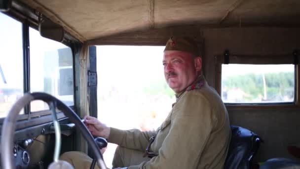 Mann in Militäruniform sitzt im Auto — Stockvideo