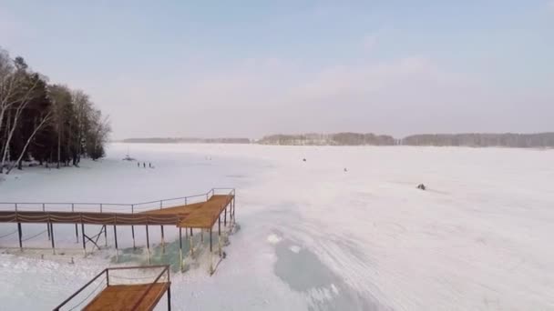 Les gens roulent par la neige — Video