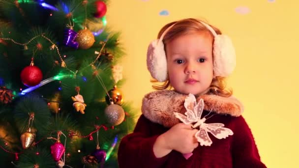 靠近圣诞树的小女孩 — 图库视频影像