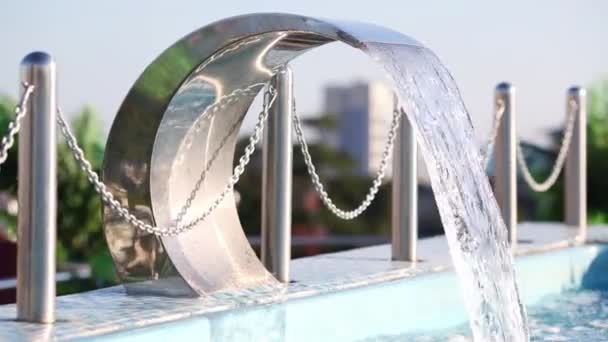 Piscine extérieure avec fontaine et clôture à chaînes — Video