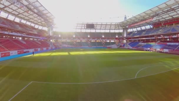 Sol brilla por encima del estadio de fútbol locomotora — Vídeos de Stock