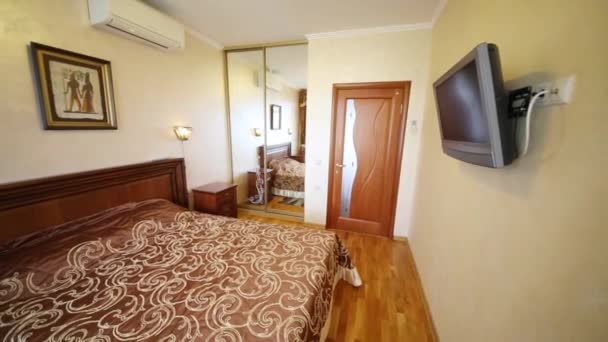 Hotel slaapkamer met tweepersoonsbed en Tv — Stockvideo © Paha_L ... Hotel slaapkamer met tweepersoonsbed en Tv — Stockvideo © Paha_L ...