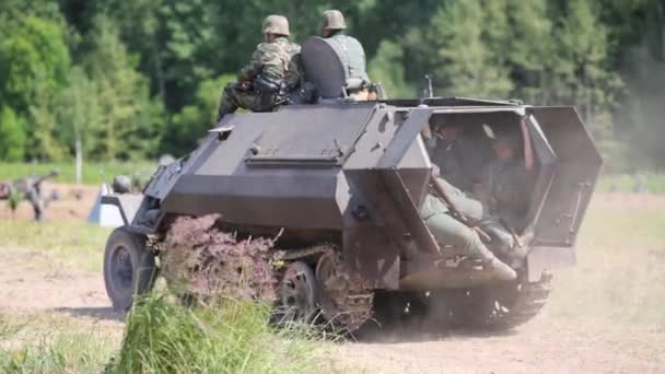 Soldats assis dans un véhicule blindé de transport de troupes — Video