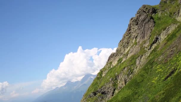 Lindas montanhas altas — Vídeo de Stock