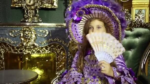 Mädchen in altmodischem Kleid im Zimmer mit vergoldeten Möbeln — Stockvideo
