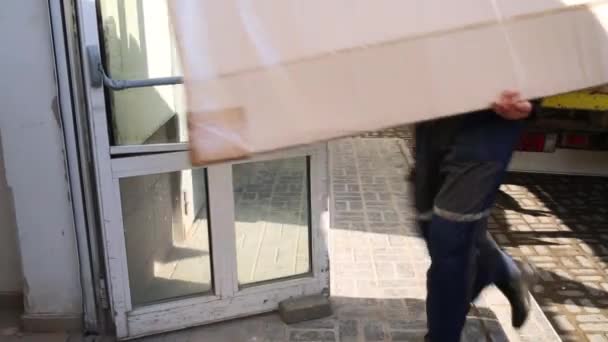 Werknemers dragen van kartonnen dozen — Stockvideo