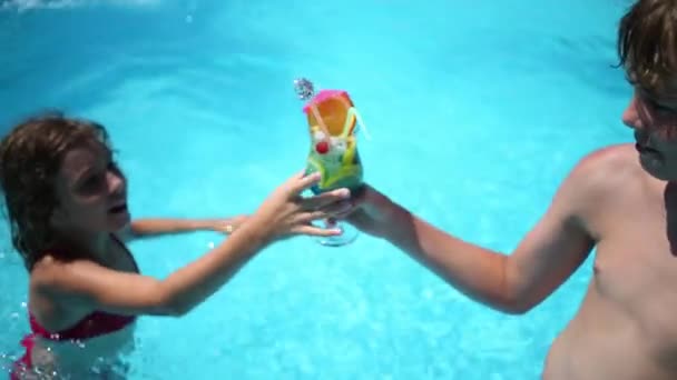 Jongen geeft cocktail aan meisje — Stockvideo