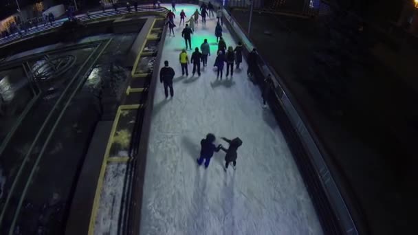 Люди катаются на коньках возле фонтана — стоковое видео