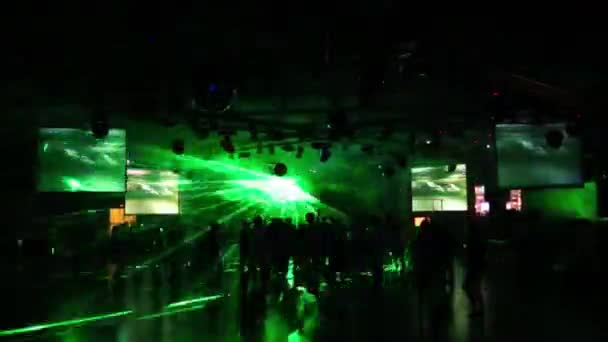 Silhouette of girl dancing in crowded nightclub — Stock Video