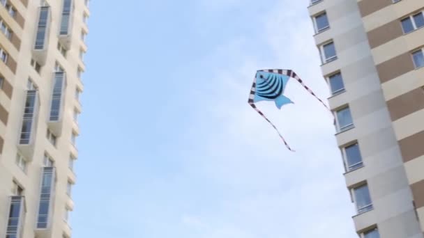 青いストライプ凧が空に飛ぶ — ストック動画