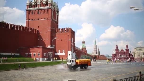 Arrosage camion sur la place Rouge — Video