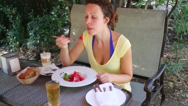 Mladá žena kývání stolu — Stock video