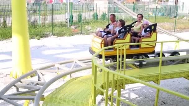 Balade en famille sur l'attraction — Video