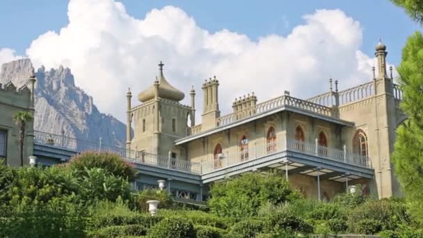 Vorontsov Palace mot Ay-Petri — Stockvideo