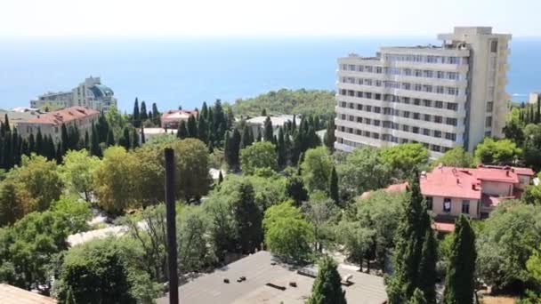 Gebäude in einer kleinen Stadt am Meer — Stockvideo