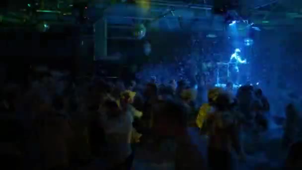 Menschen tanzen auf Schaumparty — Stockvideo