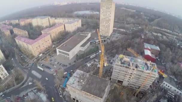 Tráfego de rua perto do local de construção — Vídeo de Stock