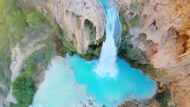 Havasu Creek mit Wasserfall in Grand Canyon — Stockvideo