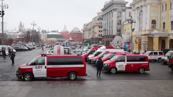 Bolshoi Theatre with fire trucks and firefighters — Stock Video