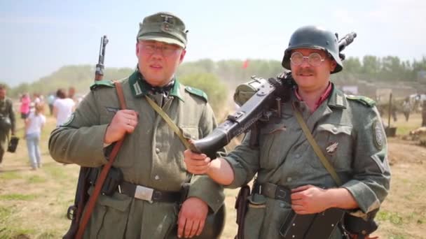 Dos hombres en uniforme alemán — Vídeo de stock