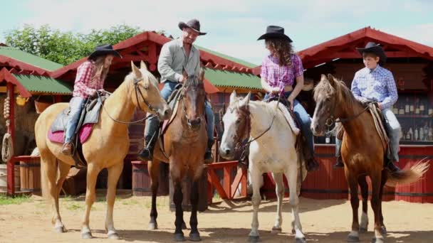 Cowboy-Familie zu Pferd — Stockvideo