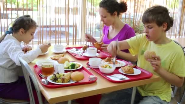 Mamma, figlio e figlia felici mangiano — Video Stock