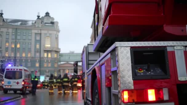 Camión de bomberos en plaza — Vídeos de Stock