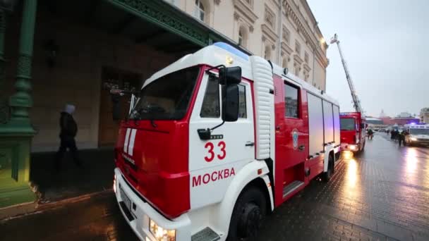 Coches de emergencia aparcados cerca del edificio — Vídeo de stock