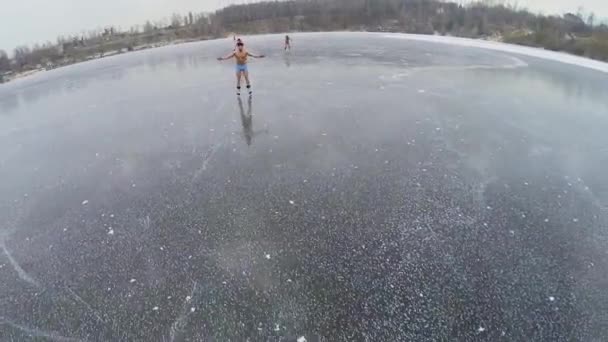 Négy meztelen fiatal férfi korcsolyázni — Stock videók