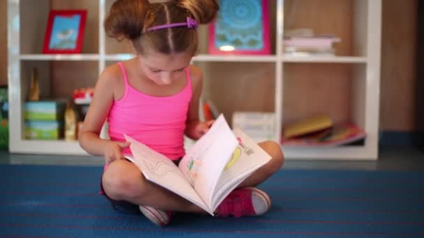 Klein meisje lezen boek — Stockvideo