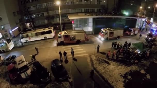 Feuerwehrleute in der Nähe von Einsatzfahrzeugen mit Scheuklappen — Stockvideo