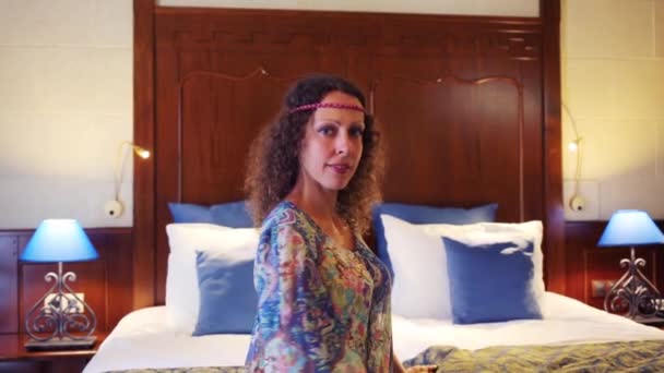 Kadın otel odasında ayağa kalkar — Stok video