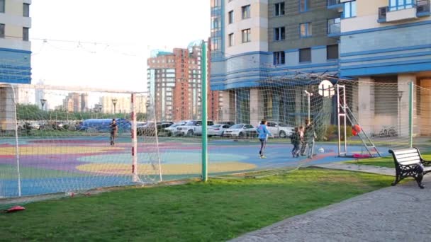 Los niños juegan fútbol y baloncesto — Vídeos de Stock