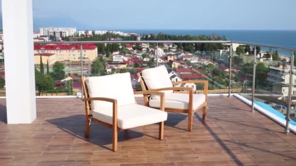 Stoelen op het balkon van het hotel — Stockvideo